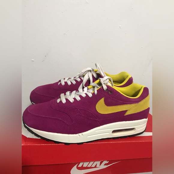 Nike Air max 1 premium color code 500. Size 8.5. They are in great condition. - Picture 5 of 6